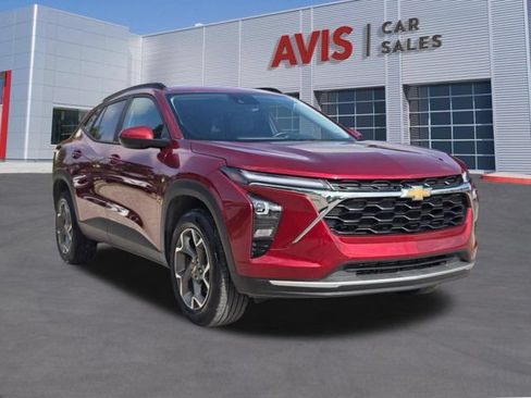 Used 2025 Chevrolet Trax LT w/ LT Convenience Package FWD image 3