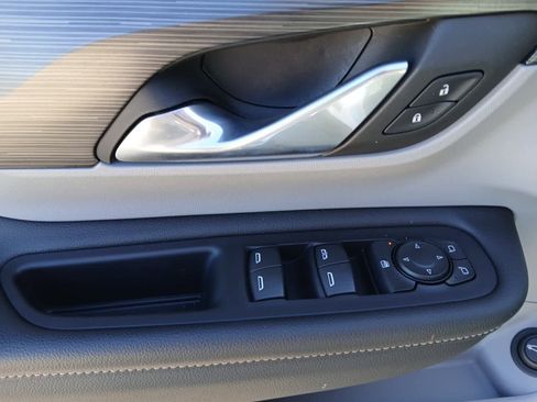 Used 2024 GMC Terrain SLE w/ Driver Convenience Package image 15