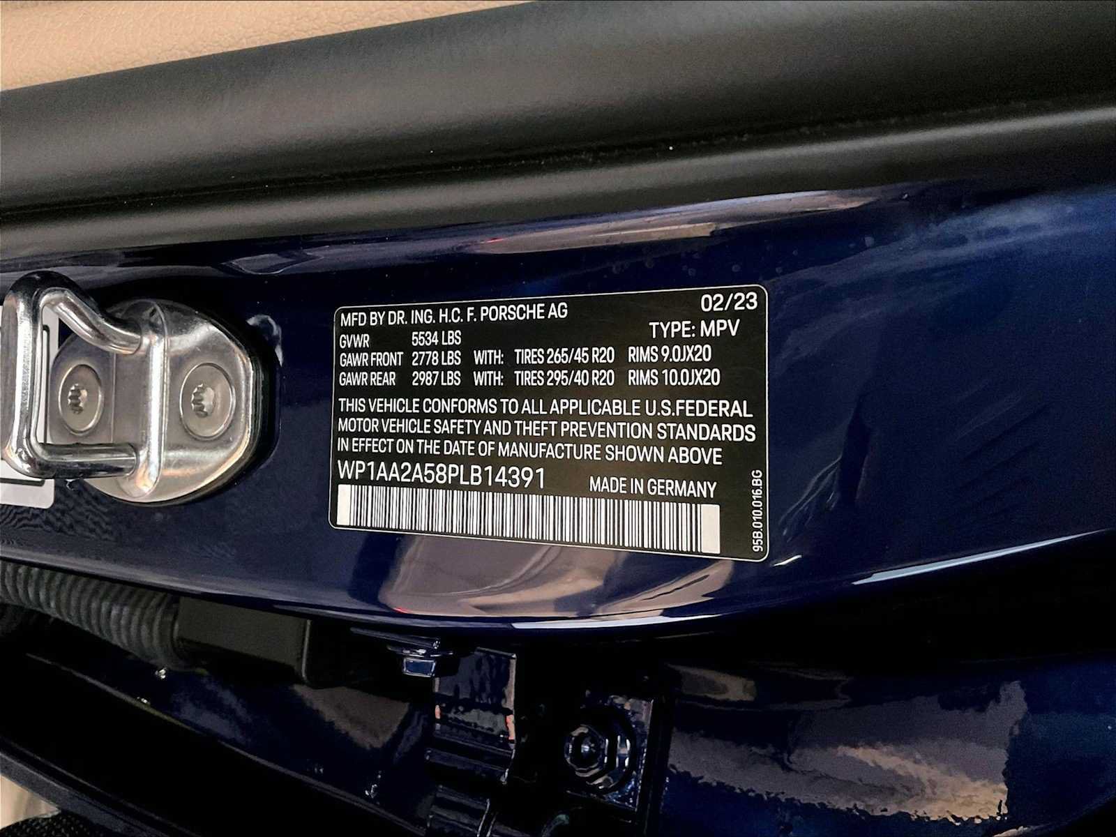 Certified 2023 Porsche Macan AWD/4WD image 36