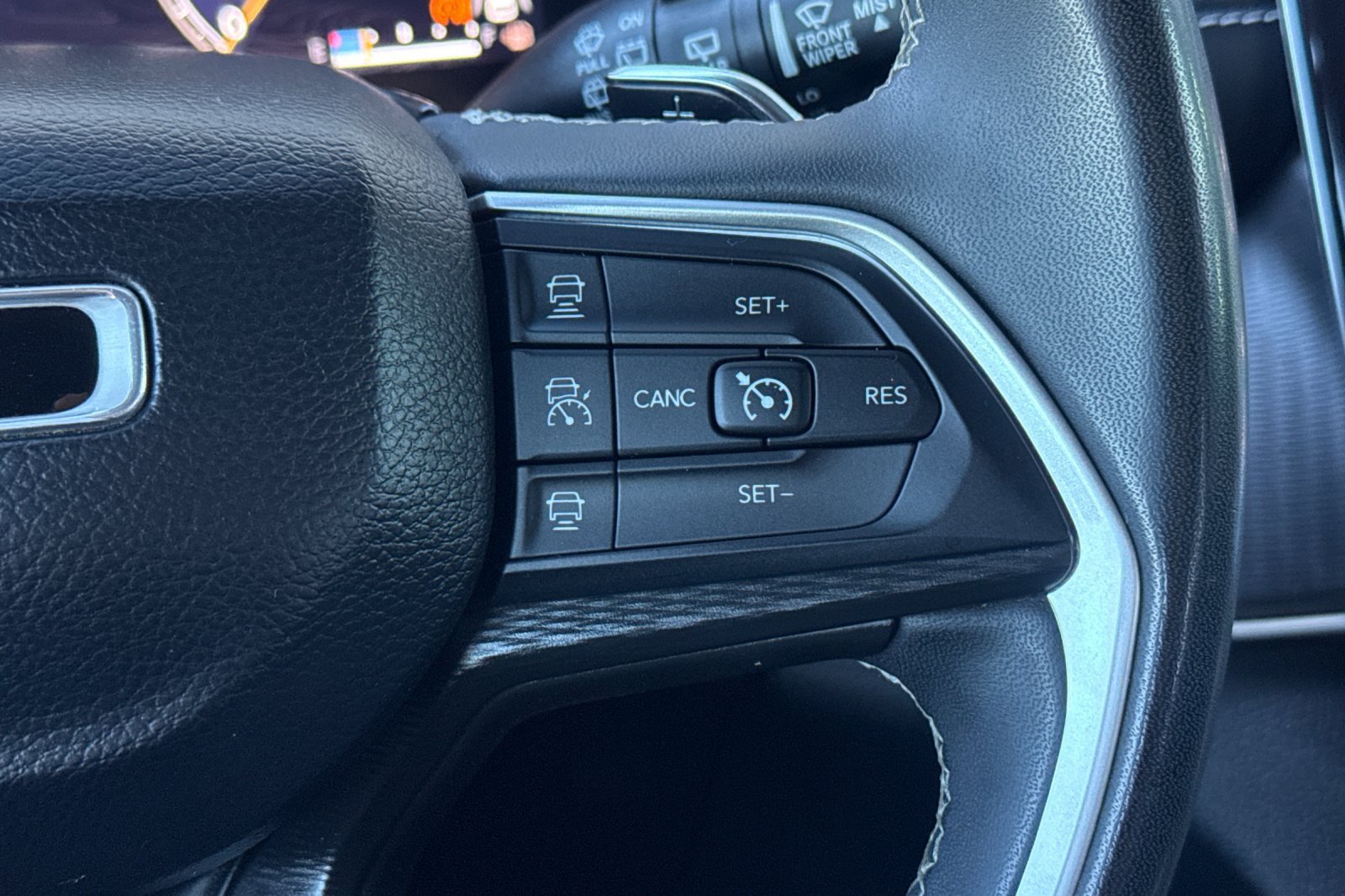 Used 2023 Jeep Grand Cherokee Laredo AWD/4WD image 37