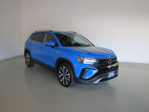 Used 2022 Volkswagen Taos SE FWD image 3