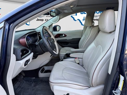 Used 2017 Chrysler Pacifica Limited w/ UConnect Theater Package FWD image 11