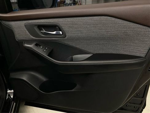 Used 2023 Nissan Rogue SV image 24