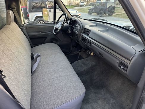 Used 1993 Ford F450 2WD Regular Cab Super Duty image 17