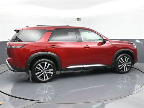 Used 2025 Nissan Pathfinder Platinum image 3