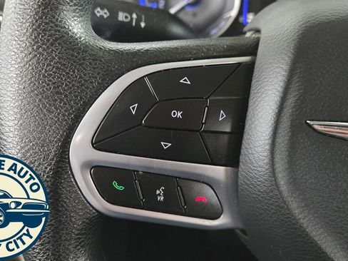 Used 2019 Chrysler Pacifica Touring Plus w/ Tire & Wheel Group FWD image 12