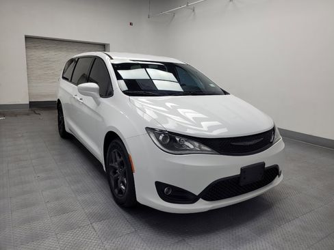 Used 2018 Chrysler Pacifica Touring Plus w/ S Appearance Package image 13
