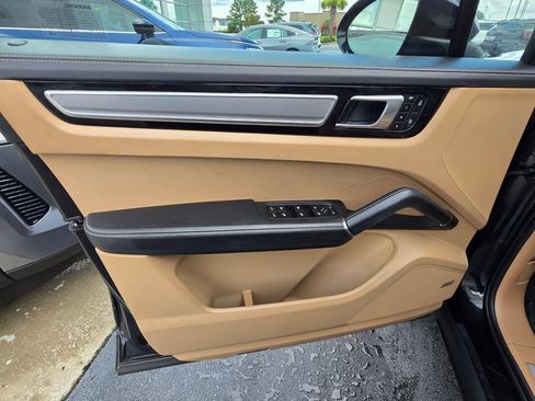 Used 2022 Porsche Cayenne AWD/4WD image 10