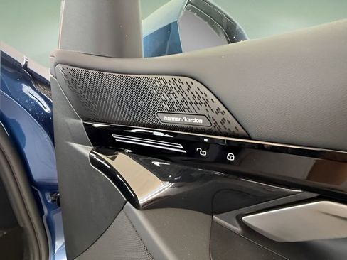 Used 2025 BMW 530i w/ Premium Package image 38