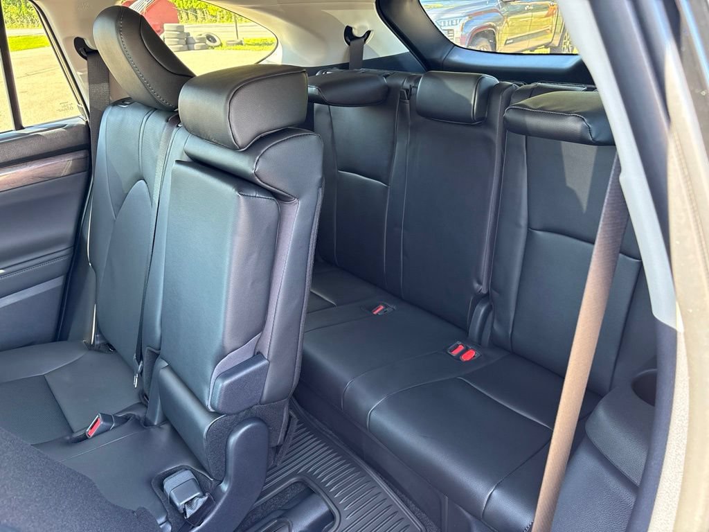 Certified 2026 Toyota Highlander Limited AWD/4WD image 16