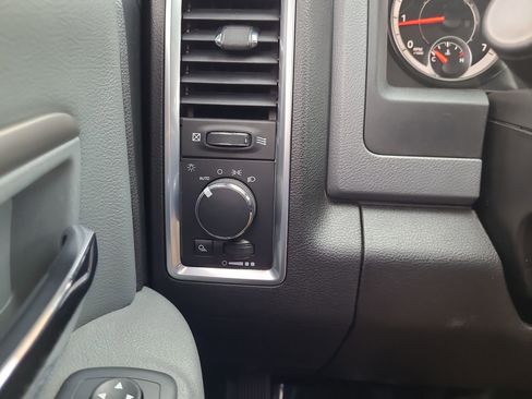 Used 2019 RAM 1500 Classic SLT image 17