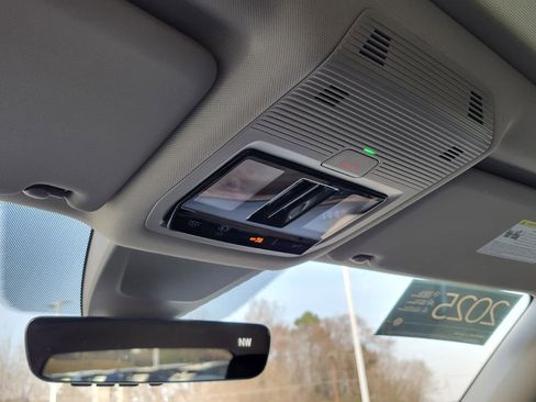 Certified 2025 Volkswagen Atlas SE w/ Panoramic Sunroof Package image 21