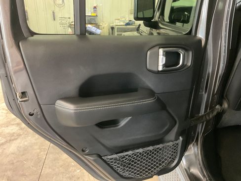 Used 2018 Jeep Wrangler Unlimited Sahara AWD/4WD image 19