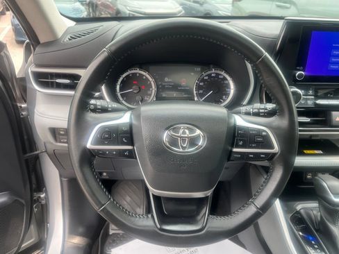 Used 2023 Toyota Highlander XLE AWD/4WD image 21