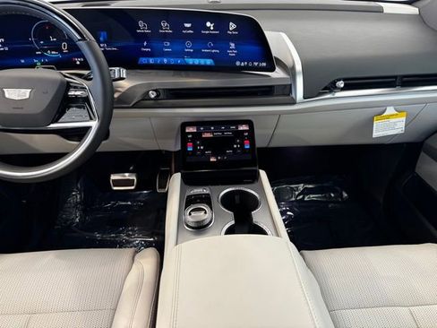 New 2026 Cadillac Vistiq Luxury AWD/4WD image 2