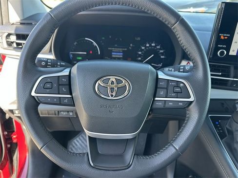 Used 2025 Toyota Sienna XLE image 12