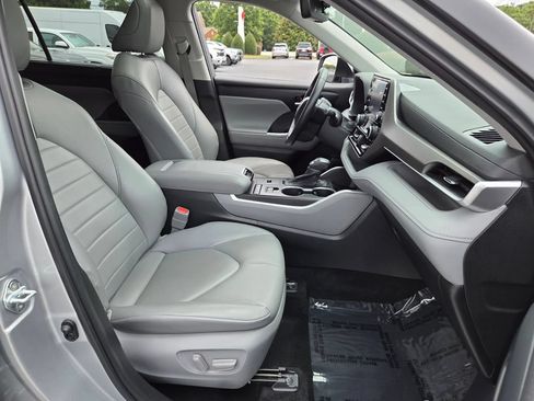 Used 2022 Toyota Highlander XLE FWD image 17