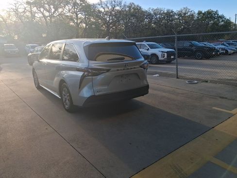 Used 2025 Toyota Sienna LE FWD image 11