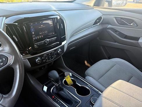 Used 2021 Chevrolet Traverse LT image 32