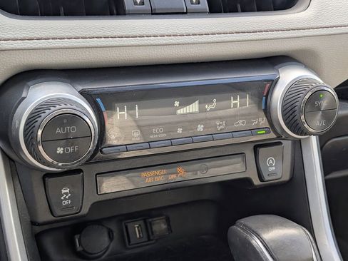 Used 2021 Toyota RAV4 XLE Premium image 18