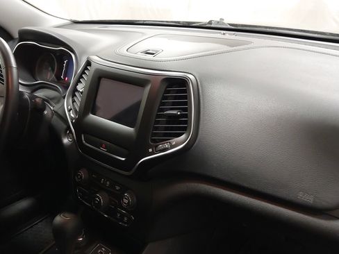 Used 2019 Jeep Cherokee Latitude w/ Cold Weather Group AWD/4WD image 29