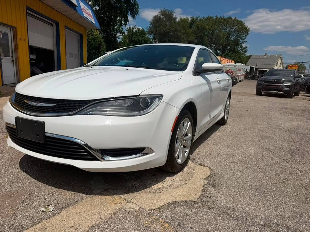 Used 2015 Chrysler 200 Limited w/ Convenience Group FWD image 3