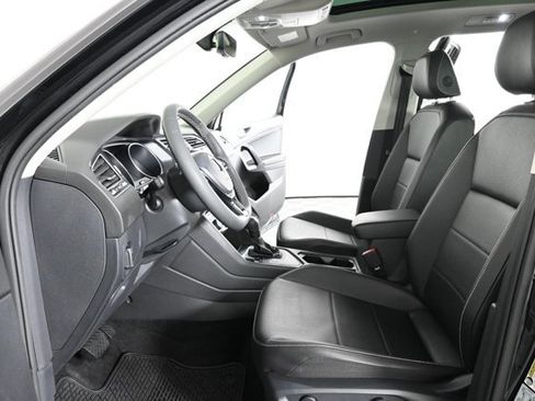 Certified 2021 Volkswagen Tiguan SE w/ Panoramic Sunroof Package image 22