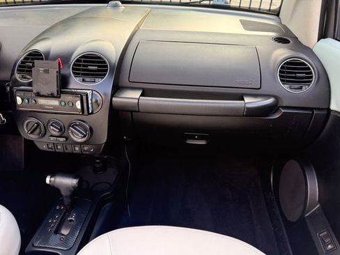 Used 2010 Volkswagen Beetle Final Edition image 19