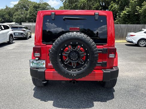 Used 2018 Jeep Wrangler Unlimited Sahara w/ Max Tow Package AWD/4WD image 4