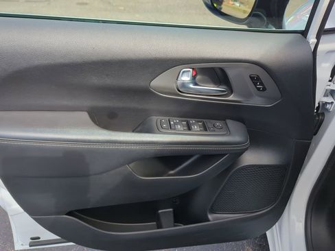 Used 2025 Chrysler Pacifica Select FWD image 41