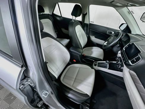 Used 2025 Hyundai Venue SEL FWD image 30