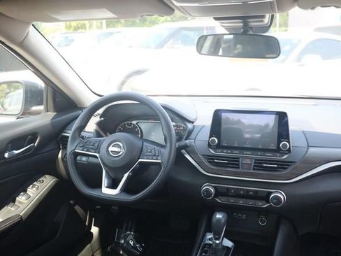 Used 2024 Nissan Altima 2.5 SV FWD image 22