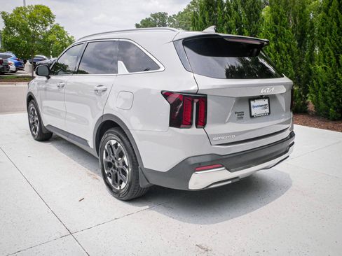 Used 2025 Kia Sorento S FWD image 8