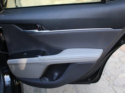 Used 2018 Toyota Camry XLE FWD image 15