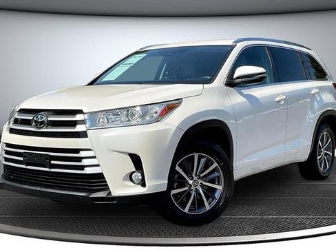 Used 2018 Toyota Highlander XLE FWD image 1
