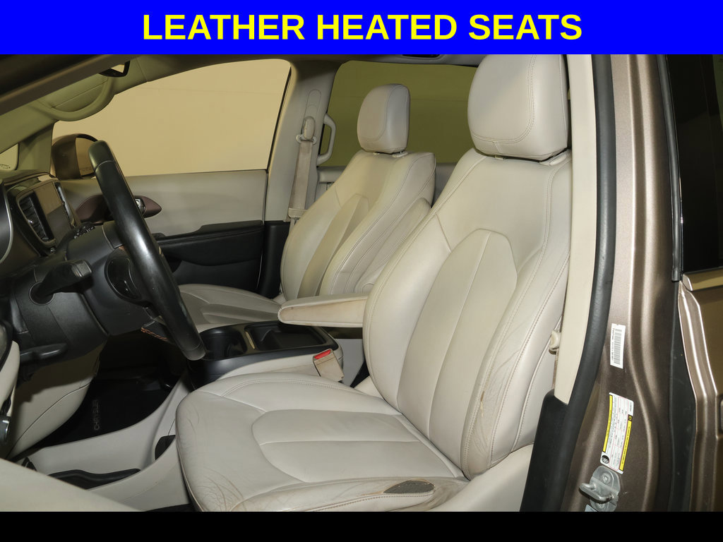 Used 2017 Chrysler Pacifica Touring-L FWD image 2