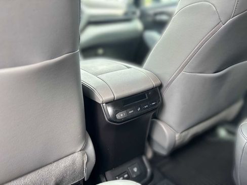 Used 2022 Toyota Highlander Limited FWD image 22