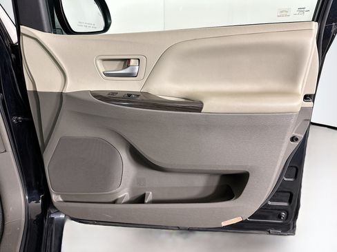 Used 2015 Toyota Sienna XLE FWD image 32