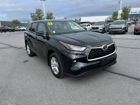 Used 2023 Toyota Highlander LE AWD/4WD image 1