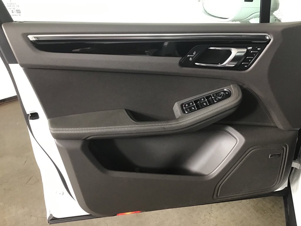 Certified 2026 Porsche Macan AWD/4WD image 28