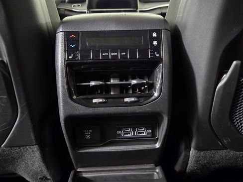 Used 2023 Jeep Grand Cherokee L Limited w/ Black Appearance Package AWD/4WD image 35