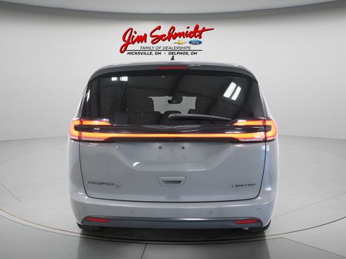 Used 2025 Chrysler Pacifica Limited FWD image 5