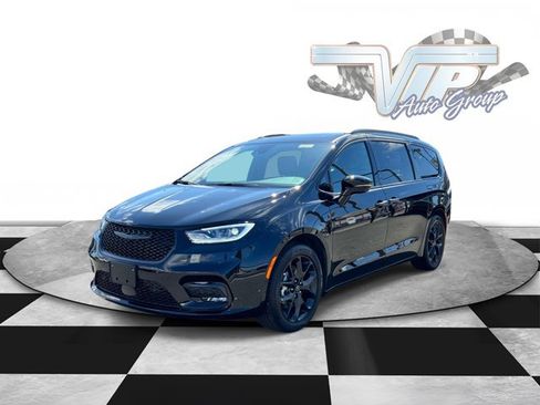Used 2026 Chrysler Pacifica Limited w/ S Appearance Package FWD image 2