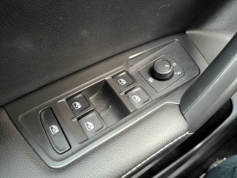 Used 2022 Volkswagen Tiguan S image 31