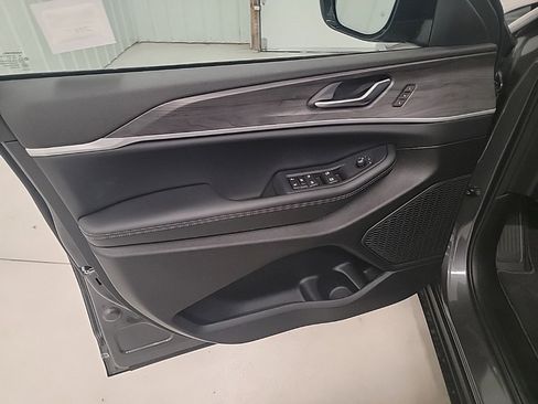 New 2025 Jeep Grand Cherokee L Limited w/ Luxury Tech Group II image 13