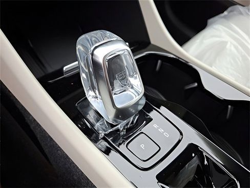 New 2025 Volvo XC40 B5 Ultra w/ Protection Package Premier image 13