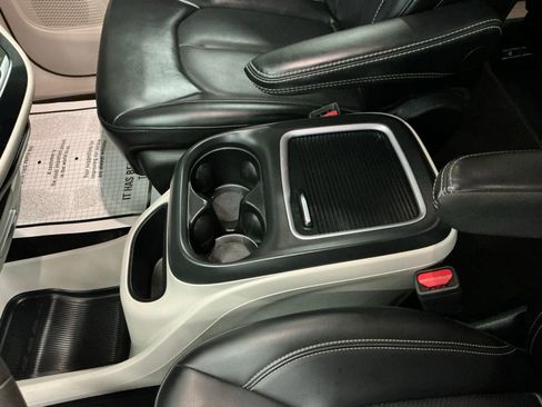 Used 2023 Chrysler Pacifica Touring-L image 36