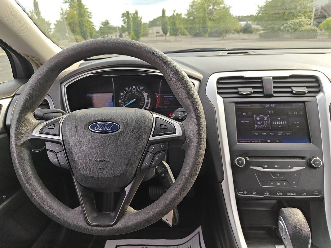 Used 2013 Ford Fusion SE FWD image 20