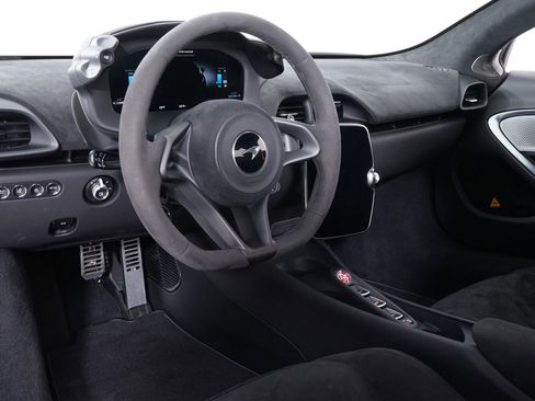 Used 2023 McLaren Artura RWD image 4