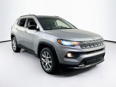 Used 2022 Jeep Compass Latitude w/ Sun and Sound Group AWD/4WD image 3